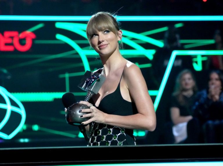 テイラー・スウィフト、ビジューがキラキラ！輝くドレスの細部まで見てみよう【MTV EMA】