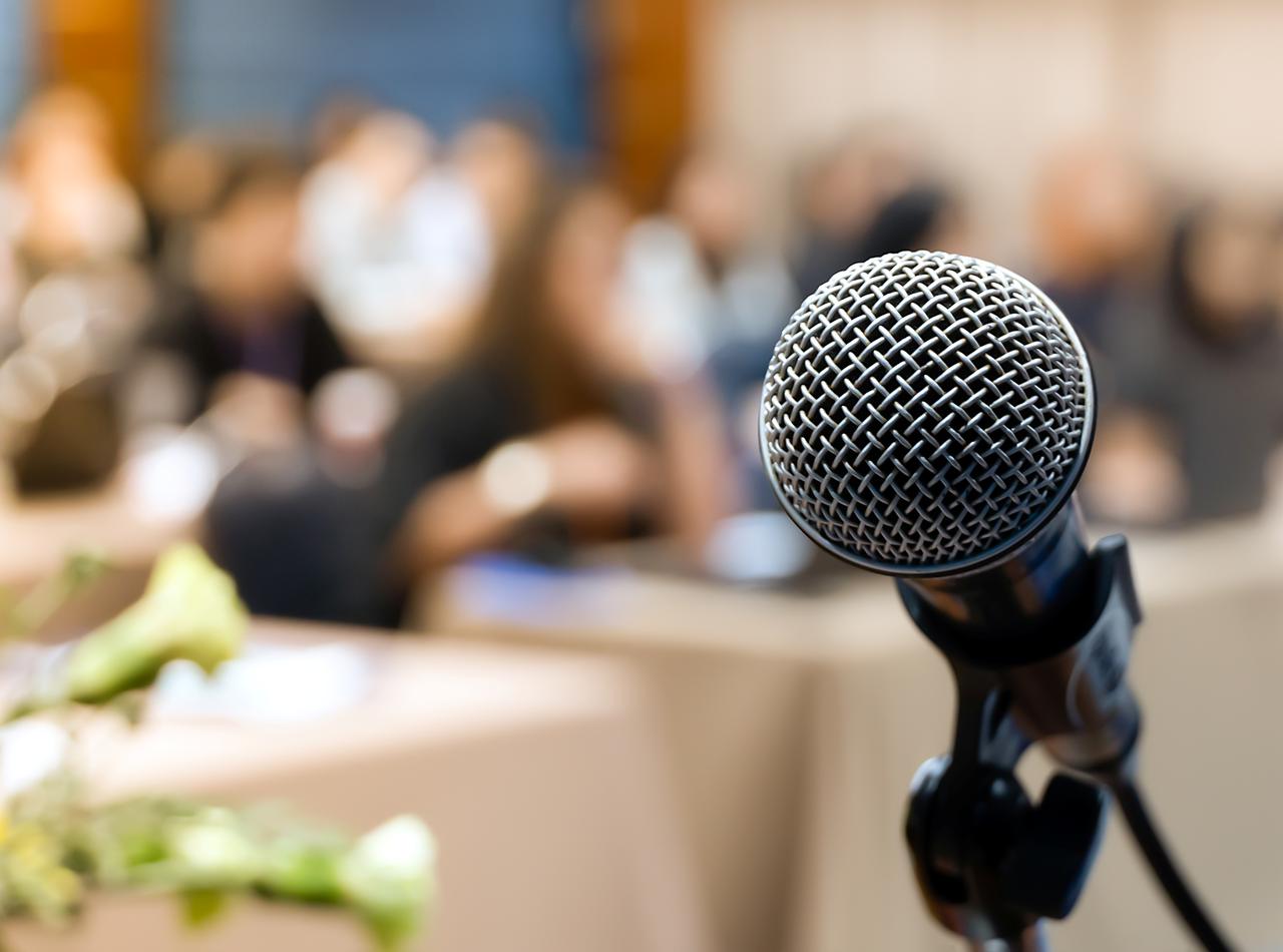 反LGBTQ+な理事会を「叱責」したお母さんのブチギレスピーチに拍手喝采