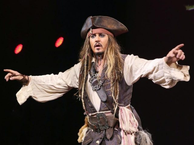 ディズニーランドにいたジャック・スパロウが「ジョニー・デップに激似」で本人説が浮上