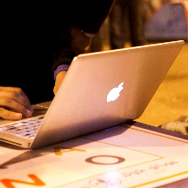 ドバイのスターバックスにMacBookを置いてきてしまった…、そのあと起こったことに驚き！