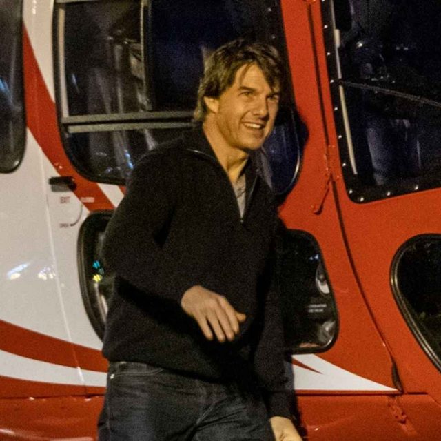 トム・クルーズが操縦するヘリの後部座席に人気女優、降りるのを手助けする姿にキュン【写真アリ】