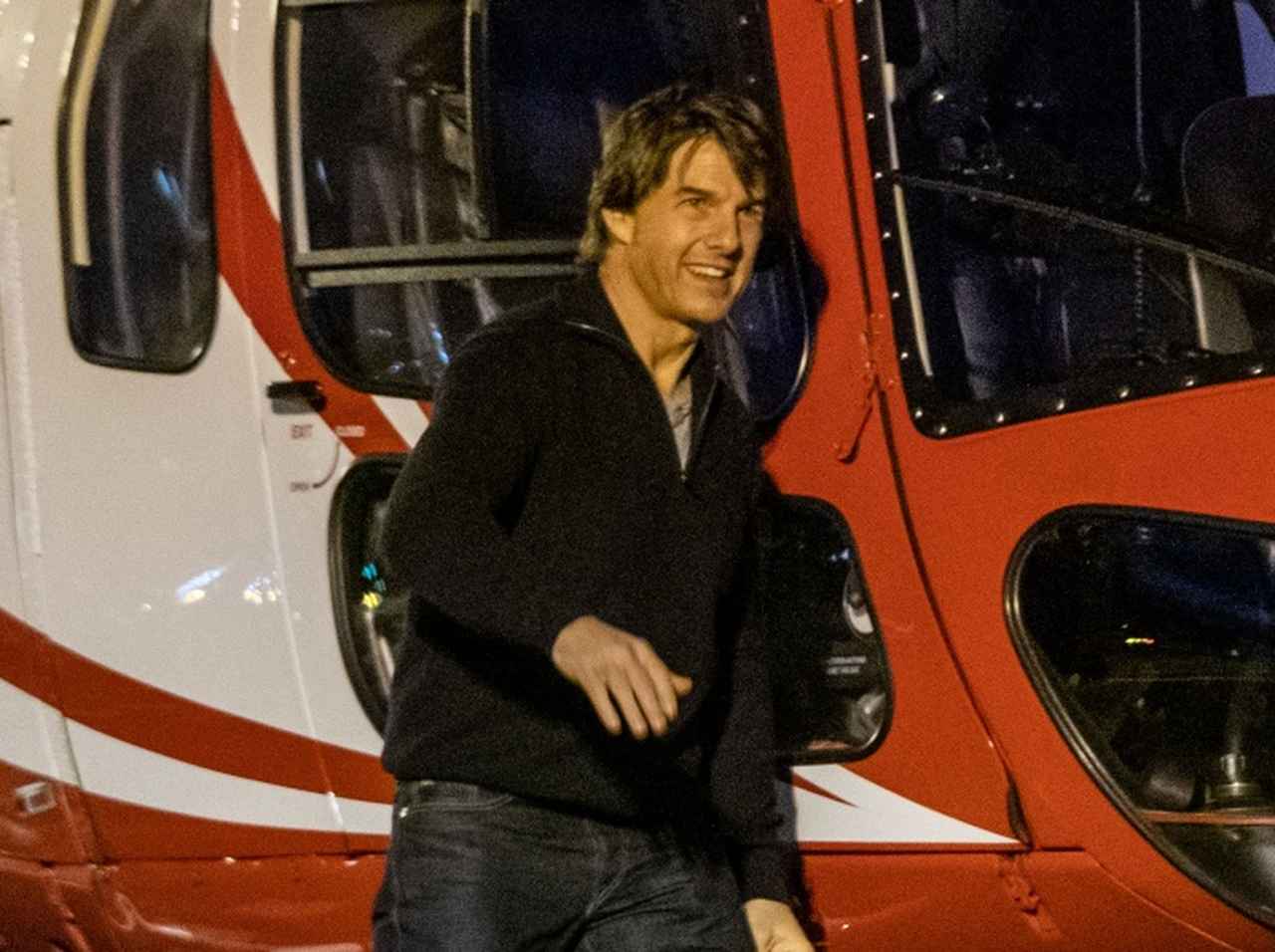 トム・クルーズが操縦するヘリの後部座席に人気女優、降りるのを手助けする姿にキュン【写真アリ】