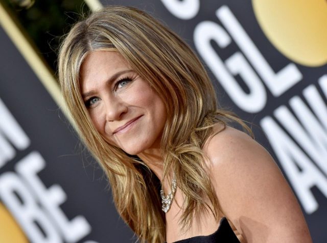 53歳のジェニファー・アニストン、シャネルの「極小ビキニ」を着用