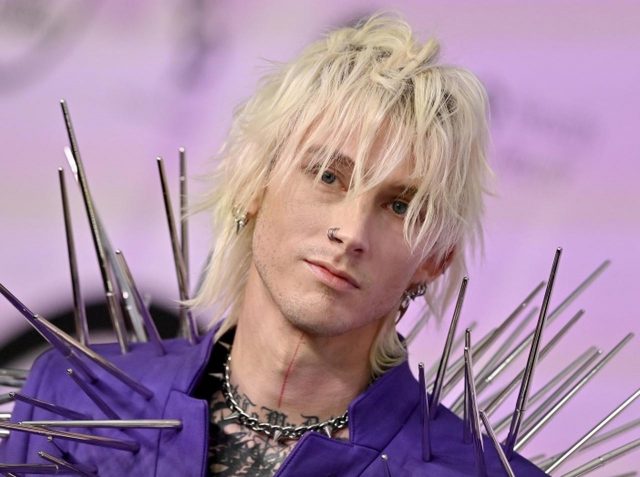 危険すぎる！マシン・ガン・ケリーの「鋭利な衣装」がデンジャラスだった