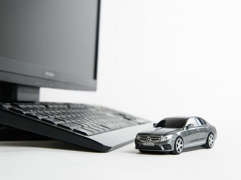 ベンツEクラス型の無線マウス購入で、ミニカーのプレゼントキャンペーン！