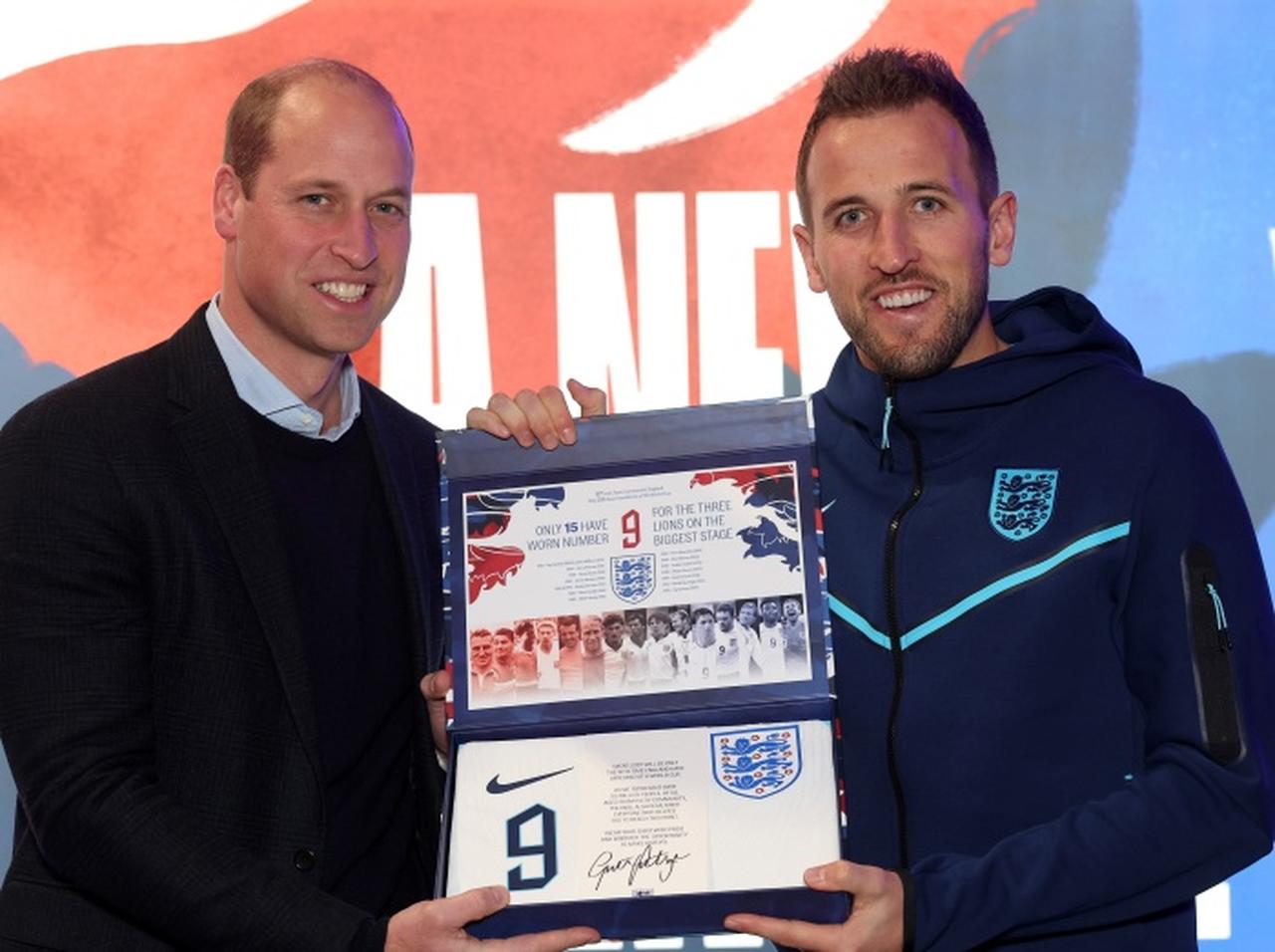 ウィリアム皇太子、サッカーワールドカップで「どっちを応援するか」問題に直面