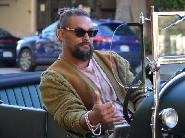 ジェイソン・モモアが愛車のベントレー・ブロワーを運転する姿がカッコよすぎる【写真アリ】