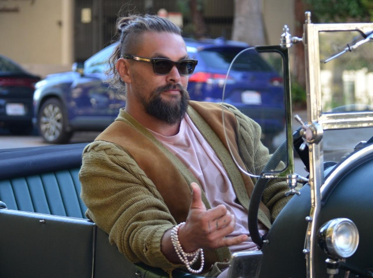 ジェイソン・モモアが愛車のベントレー・ブロワーを運転する姿がカッコよすぎる【写真アリ】