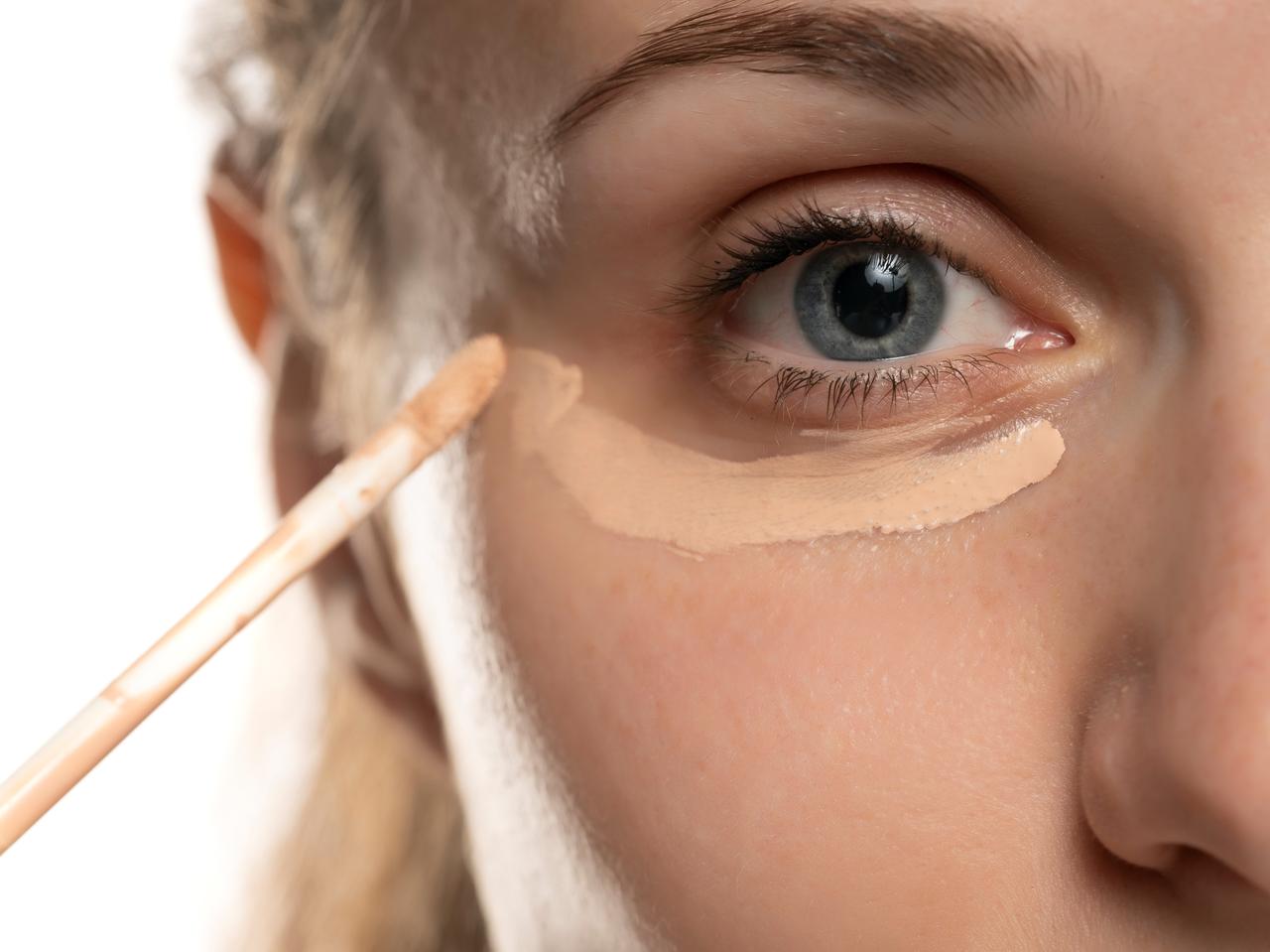 コンシーラーの“前”に仕込むだけ！目の下のシワやひび割れを目立たせないメイクテク