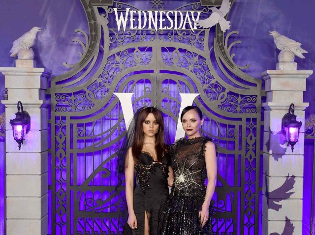 アダムス・ファミリーの新旧ウェンズデーが集合！新ドラマに期待高まる