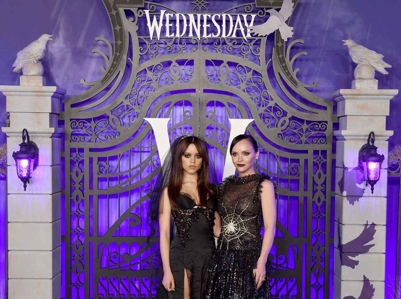 アダムス・ファミリーの新旧ウェンズデーが集合！新ドラマに期待高まる