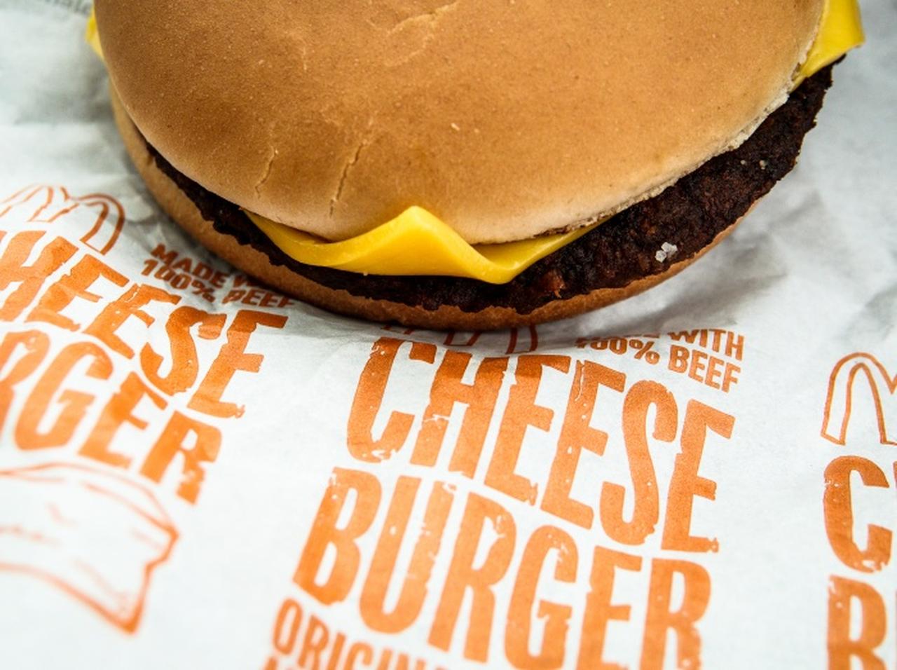 マクドナルドで「全部抜き」のチーズバーガーを注文した結果