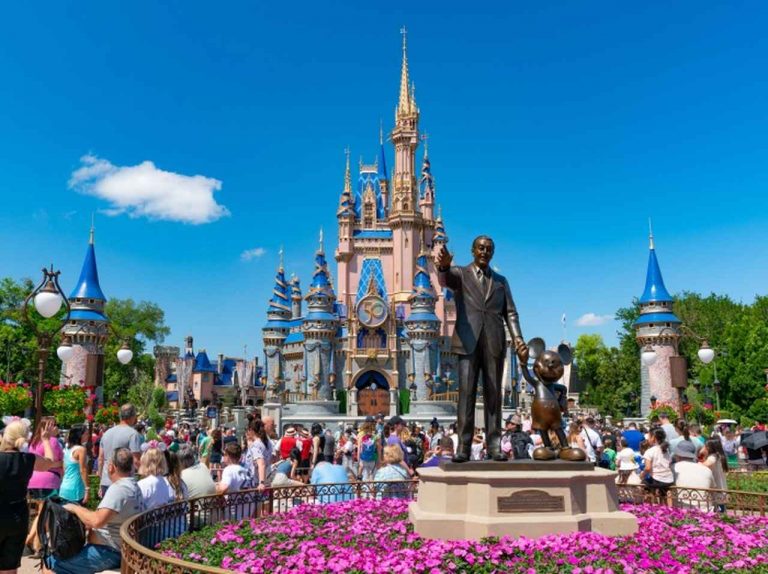 ディズニーランドの公式ツイッターが「幸せな場所」とつぶやいて炎上したワケ