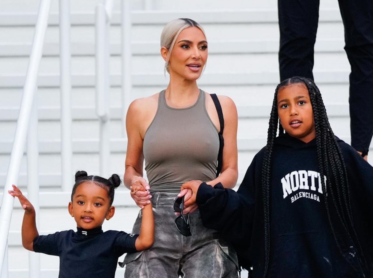 キム・カーダシアン、元夫カニエ・ウェストの「醜聞」を“子どもたちは知らない”