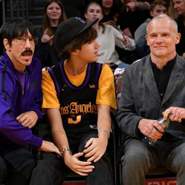 レッチリのアンソニーが息子とデート中にフリーと妻も参戦