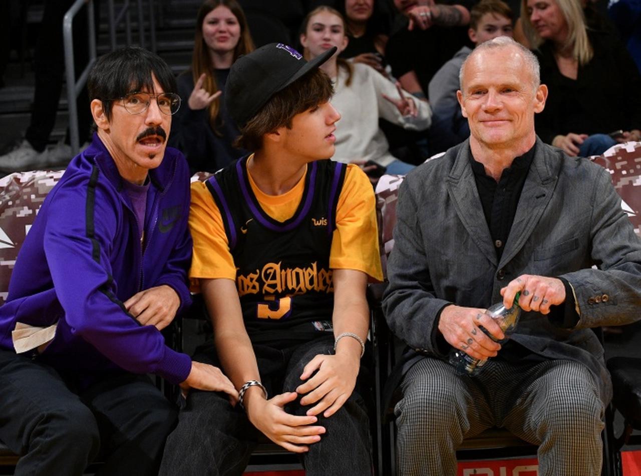 レッチリのアンソニーが息子とデート中にフリーと妻も参戦