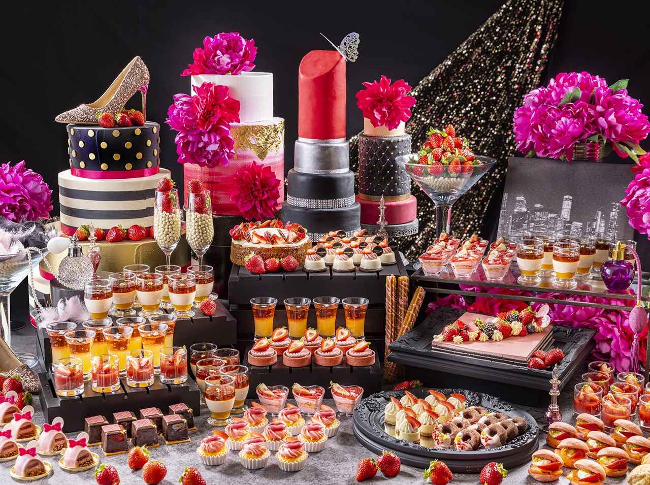 いちごが主役！コンラッド東京が「ストロベリー・イン・二ューヨーク」スイーツビュッフェを開催