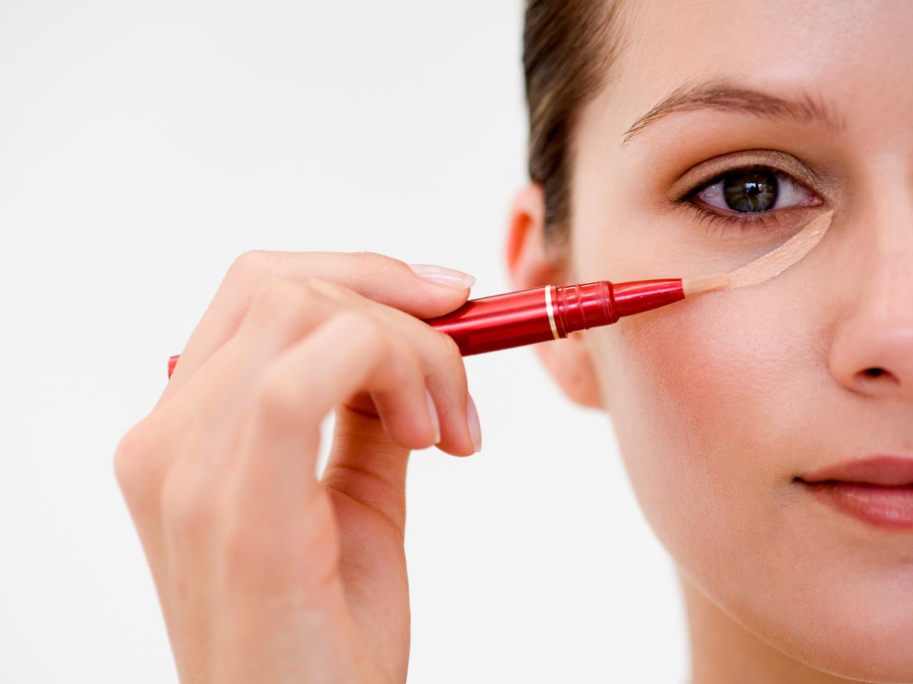 目の下のクマで“老け見え”?マイナス5歳をかなえるコンシーラーテクニック