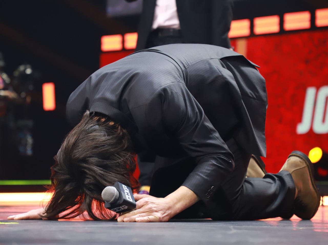 キアヌ・リーブスがファンに「土下座」、大スターの衝撃姿にファンが熱狂