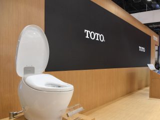 海外セレブのギフトは「TOTOのトイレ」が喜ばれる時代!ドレイクがDJキャレドの“誕プレ”に4つ購入