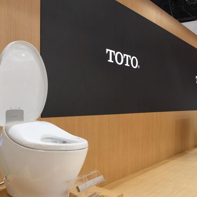 海外セレブのギフトは「TOTOのトイレ」が喜ばれる時代！ドレイクがDJキャレドの“誕プレ”に4つ購入