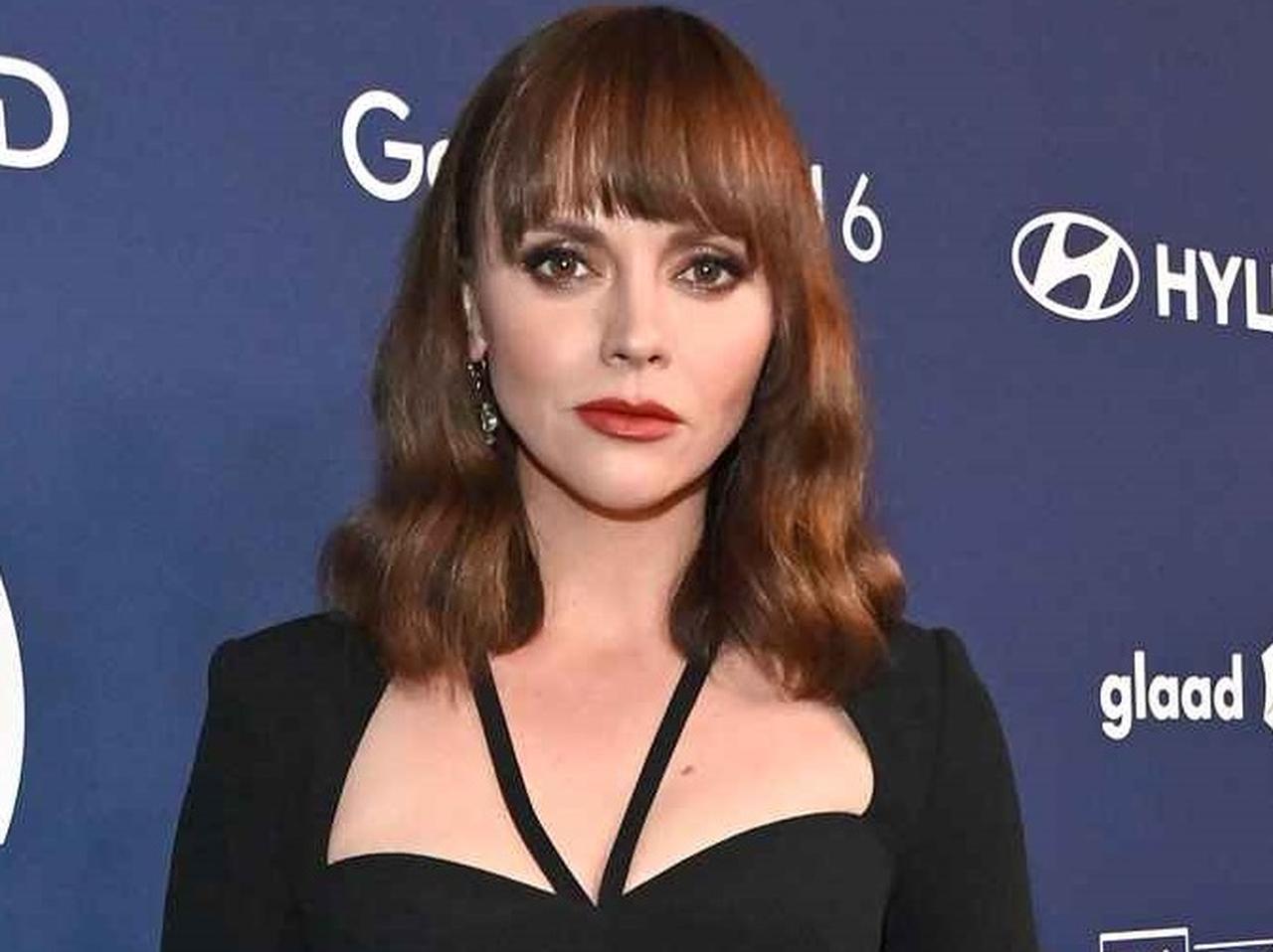 『アダムス・ファミリー』元祖ウェンズデー、クリスティーナ・リッチの「黒コーデ」がモーティシア感が良すぎる!