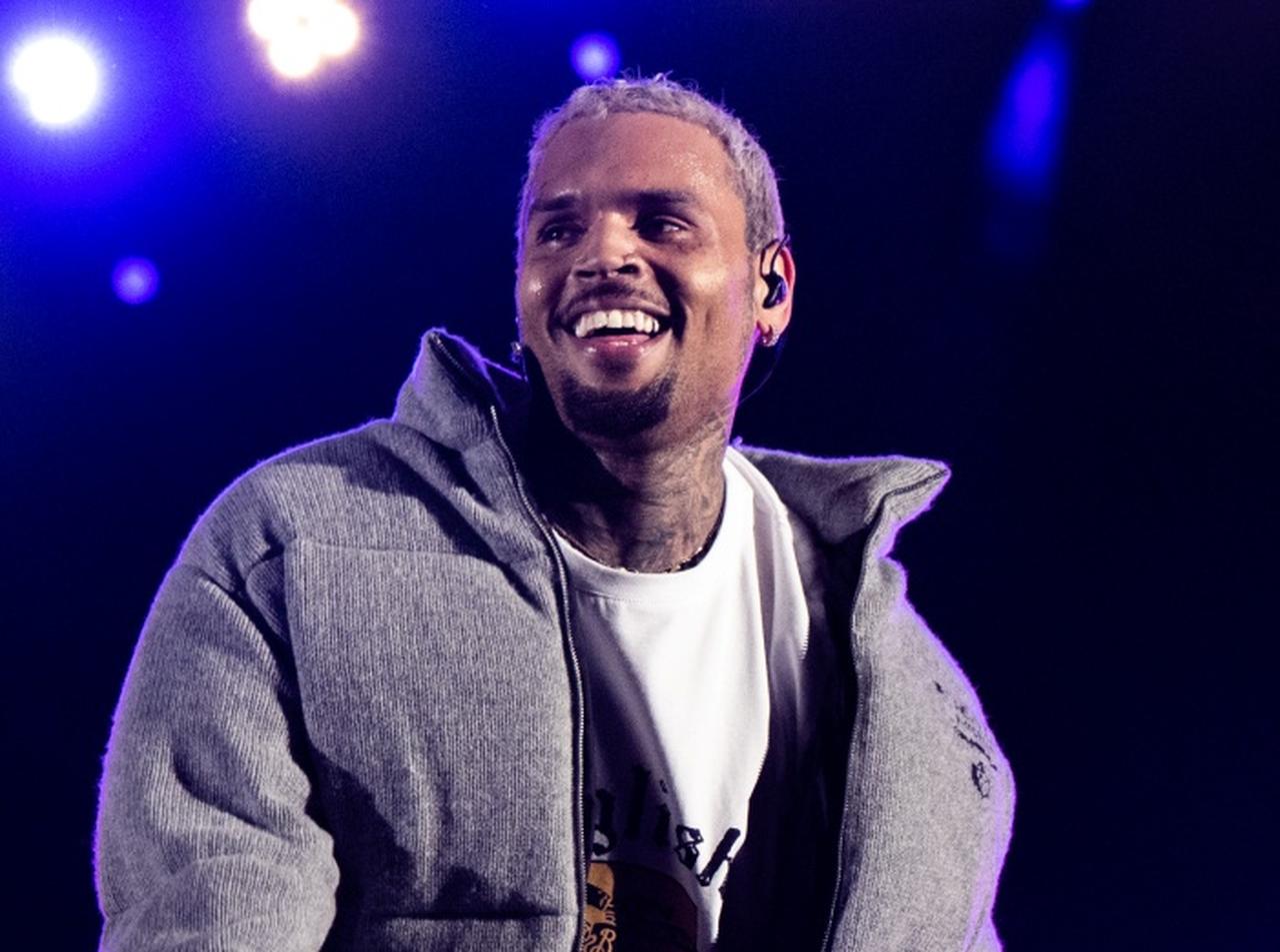 クリス・ブラウン、頭に入った漢字は「袖」？それとも「神」？