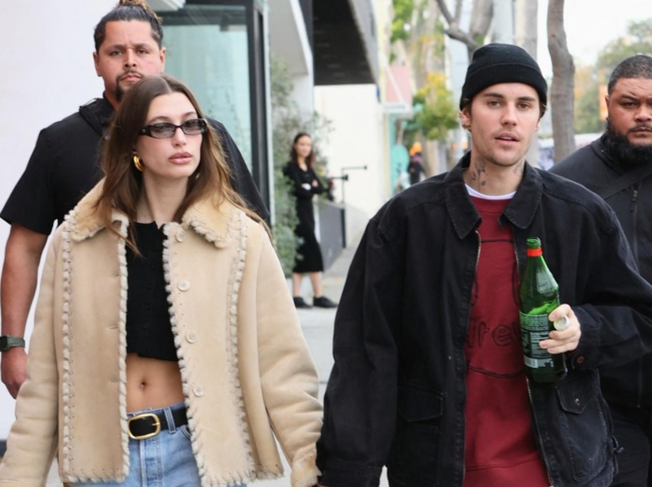 ジャスティン・ビーバー、妻ヘイリー・ビーバーの買い物に付き合う【写真アリ】