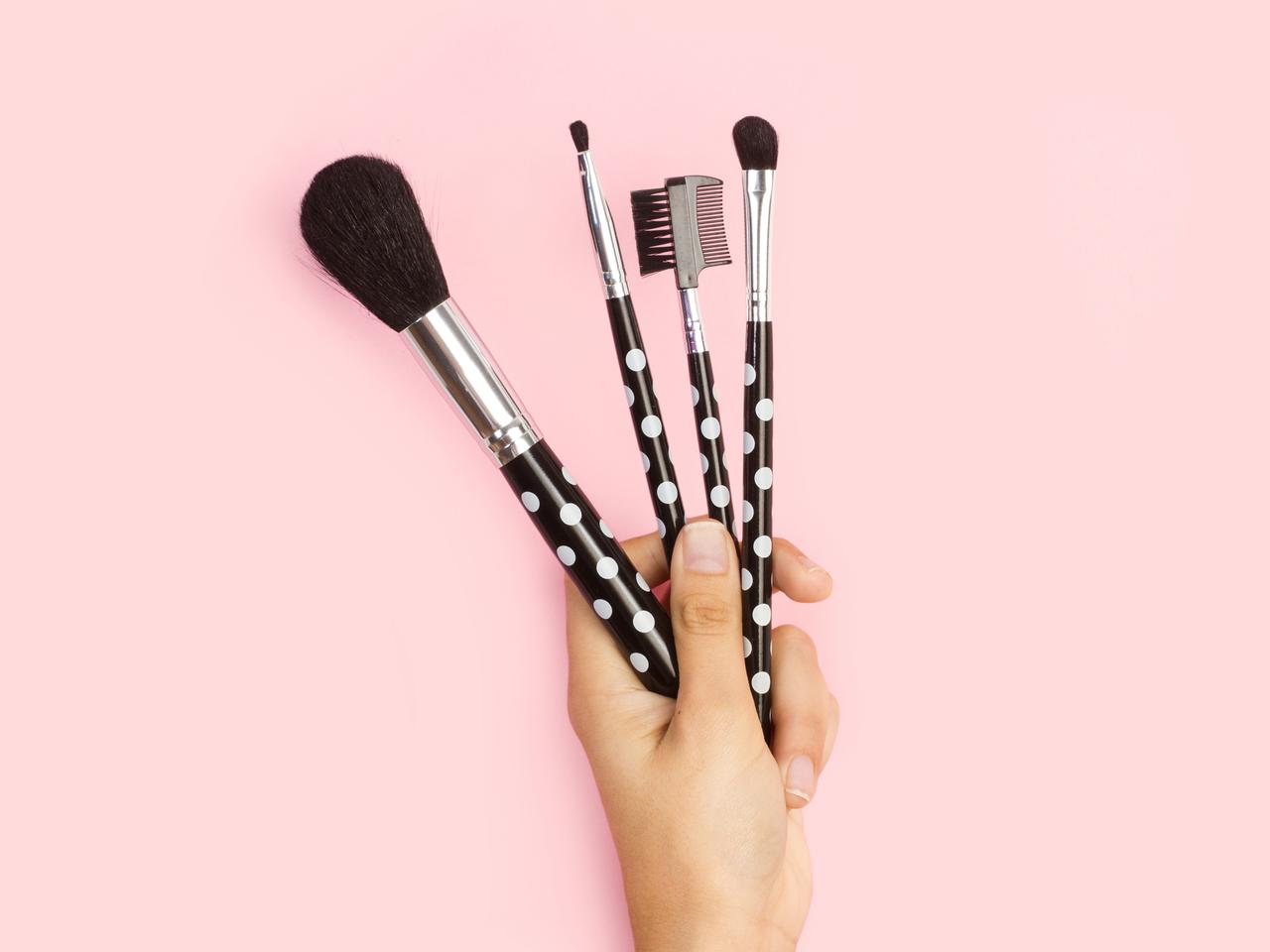 年末はメイク道具も大掃除！ブラシ、スポンジ、ポーチの正しいお手入れ方法