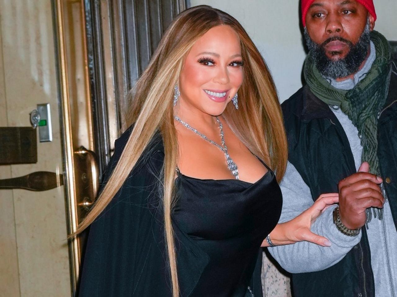 マライア・キャリー、ステージ上で衣装にハプニングが！プロ根性を見せた