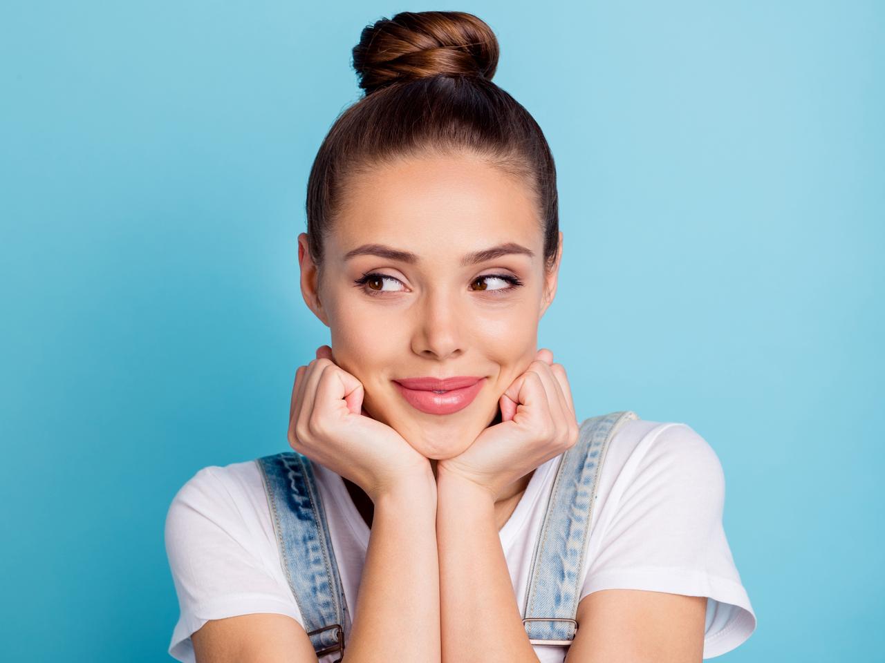 細い髪の人必見！“シュシュ”だけでふんわり「お団子ヘア」をつくるテクニック