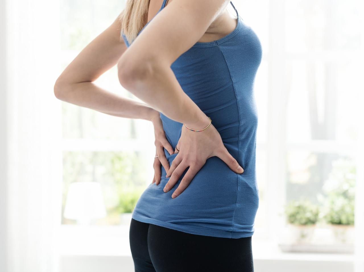 「反り腰」は治せる?原因とセルフでできる改善法を専門家に聞いてみた