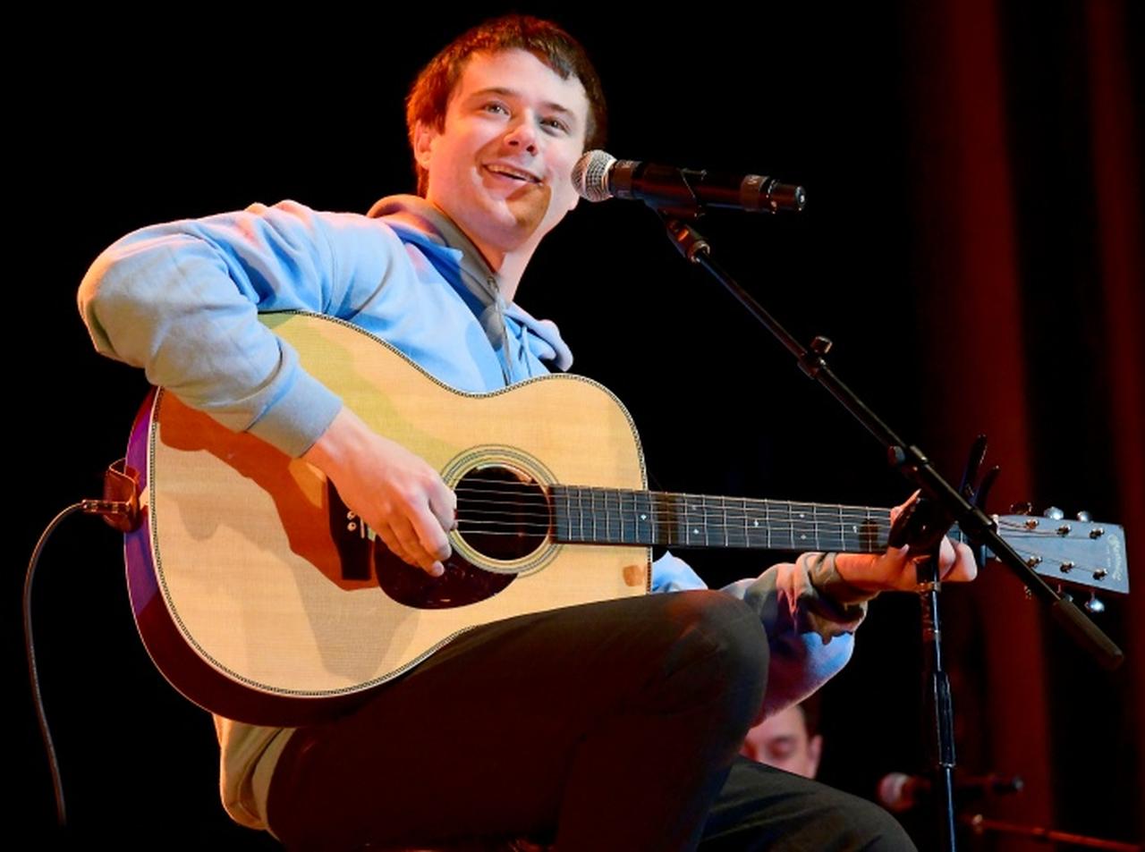 来日中に回転寿司で大喜び!アレック・ベンジャミン、初の単独来日公演で来日