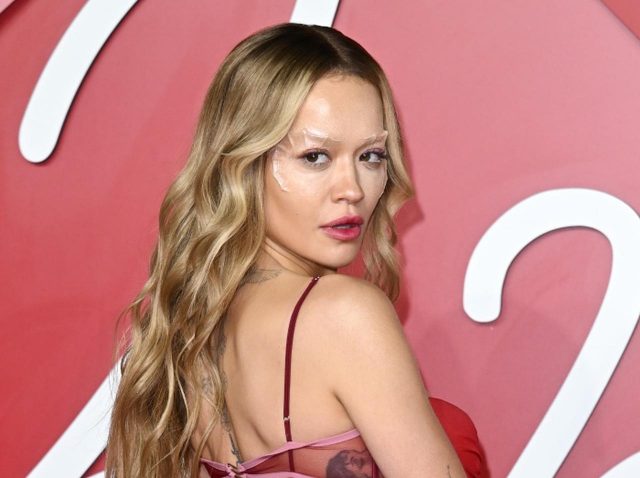 まるで魚のようなヒレをつけて公の場に、リタ・オラがTバックを惜しげもなく披露