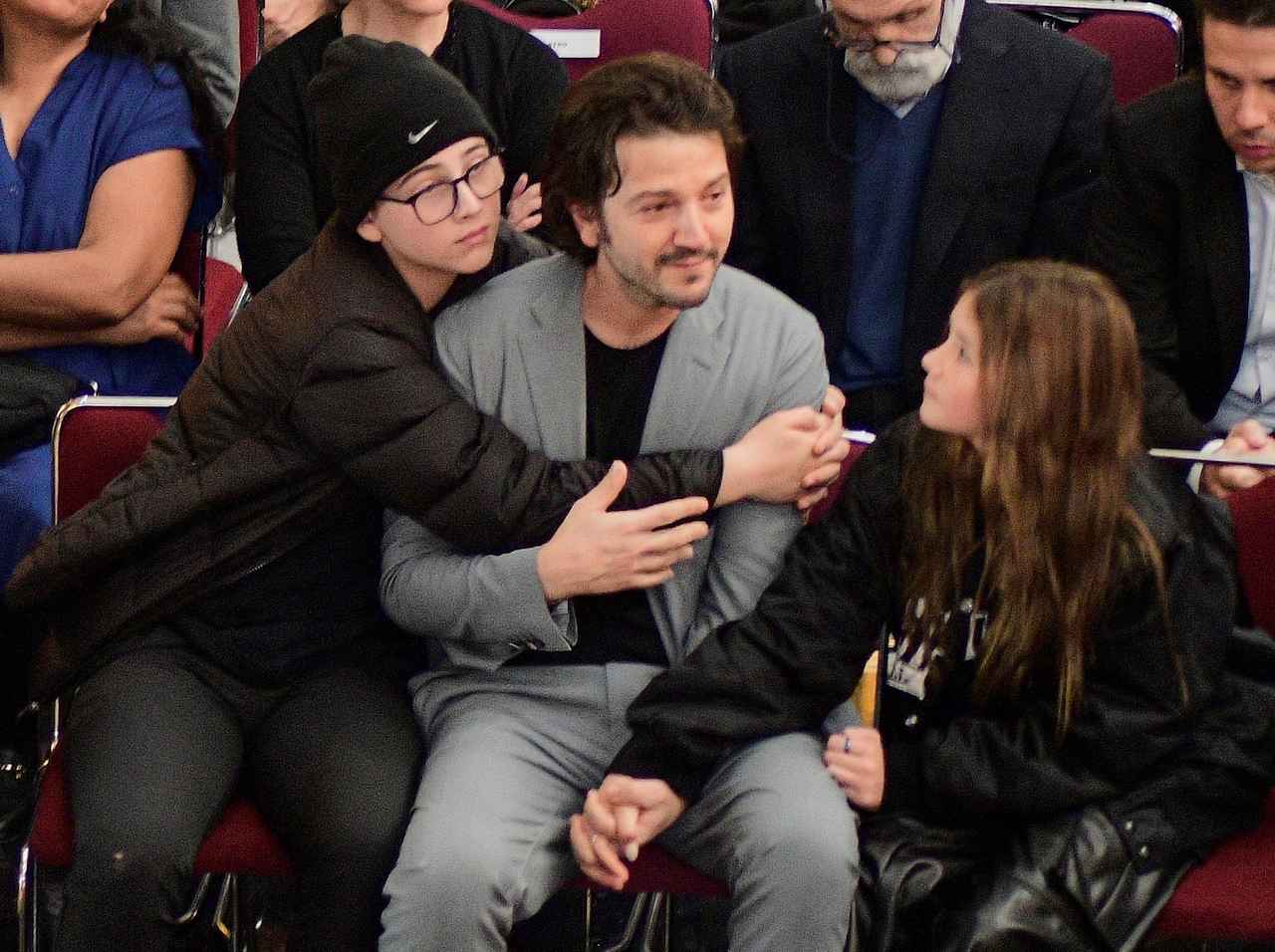 『スター・ウォーズ』ディエゴ・ルナ、“子どもたちから溺愛される姿”が良すぎる