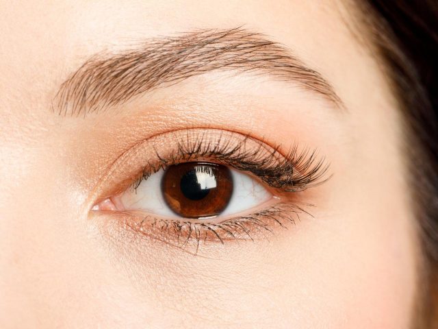 眉メイクをすると濃く見える？「ふんわり美眉」を作るコツ3つ