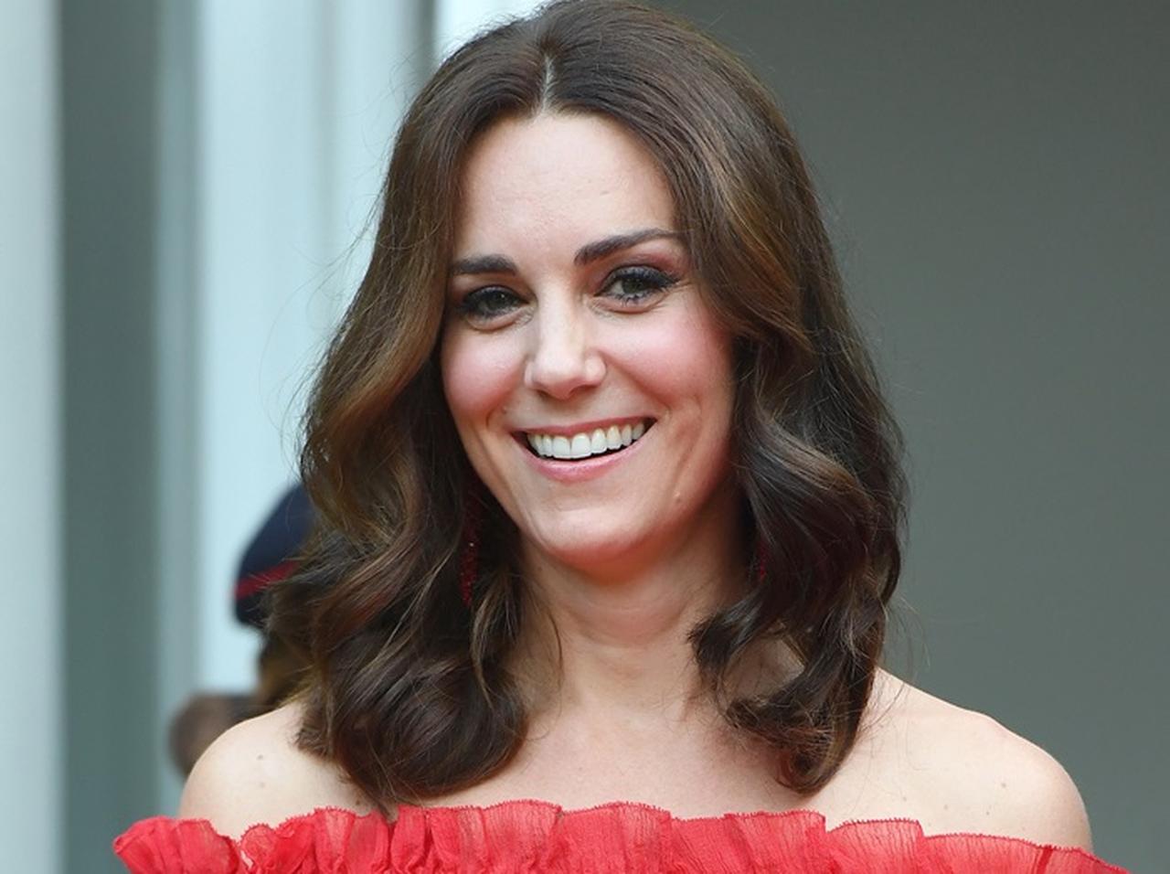 キャサリン妃のファッション、いつもクラッチバッグを持っている「理由」に“納得”【アーカイブ記事】