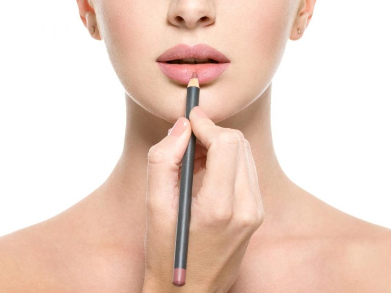 リップラインは“丸く描く”のがコツ！ふっくら唇をつくる裏ワザ