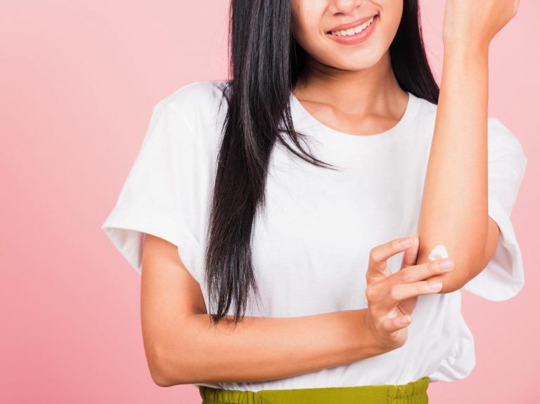 ひじがカサカサする原因って?乾燥や黒ずみを防ぐボディケアのコツ