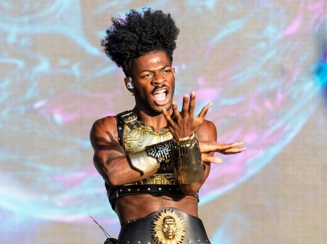 リル・ナズ・Xが来日！現金2万円を持ってぬいぐるみとポーズ