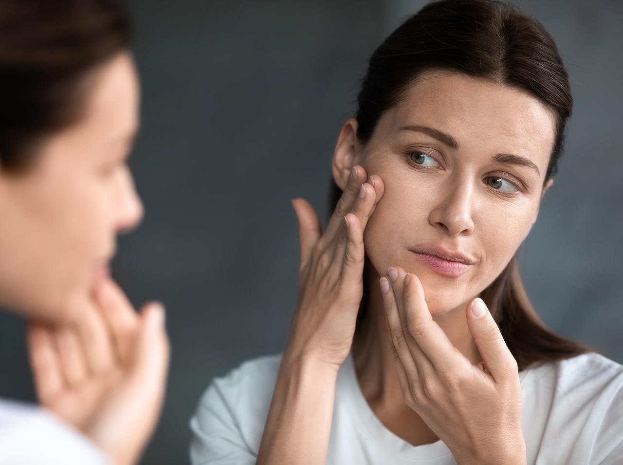 メイク中に「ポロポロ」が出るのはなぜ？原因になるNG行為