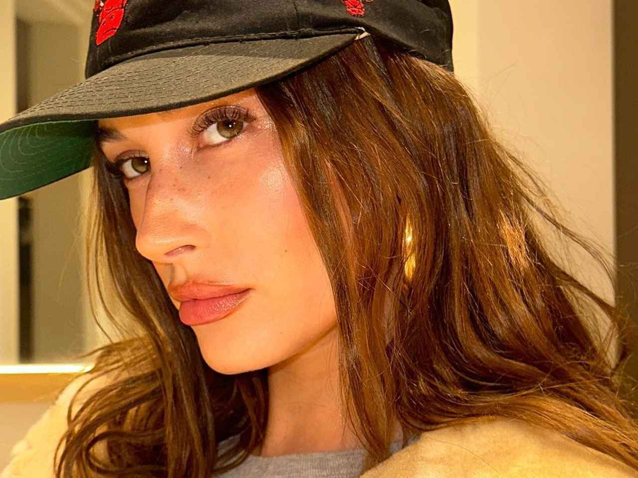 濡れツヤ目元が今っぽい！ヘイリー・ビーバーが教えるアイグロスの使い方が最高にオシャレ