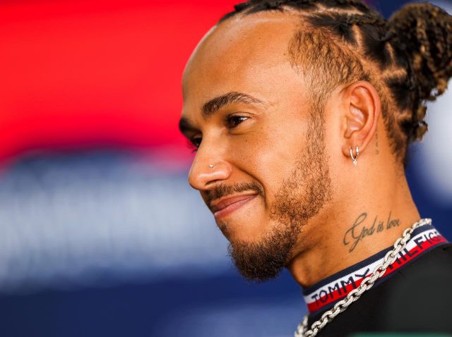 F1王ルイス・ハミルトン、日産スカイラインGT-Rで首都高を爆走して非難の声も