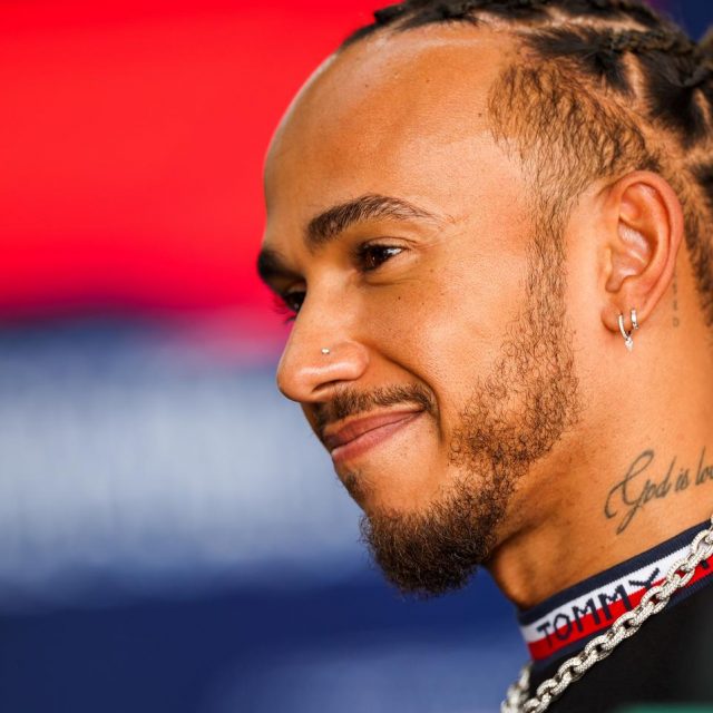 F1王ルイス・ハミルトン、日産スカイラインGT-Rで首都高を爆走して非難の声も