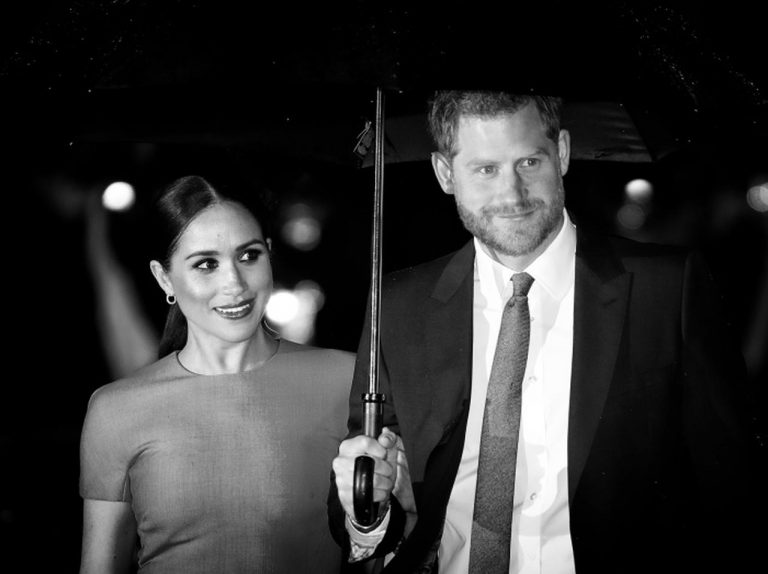 ヘンリー王子の隣で涙をぬぐうメーガン妃、Netflixのドキュメンタリー番組の予告編が公開