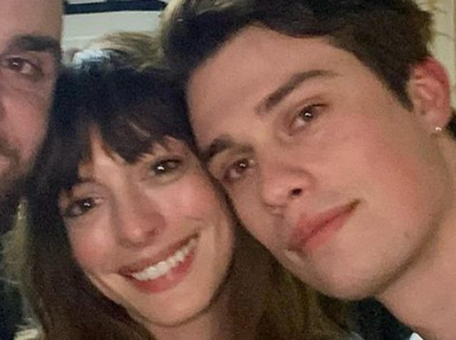 アン・ハサウェイと“16歳年下の恋人”の写真が初公開！キュートカップルにキュン