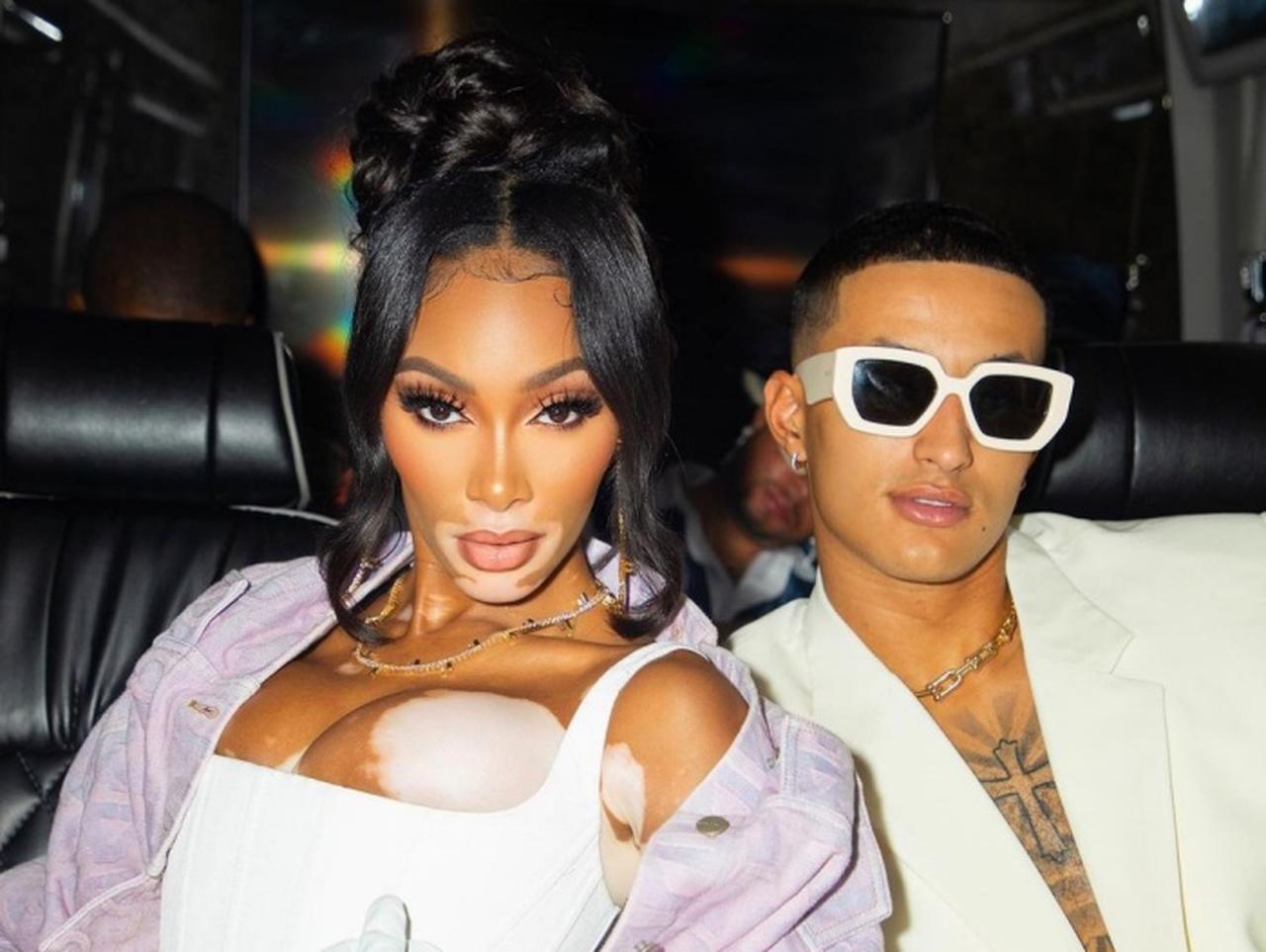 きわど過ぎる格好で恋人の職場へ、モデルのウィニー・ハーロウの姿が注目集める