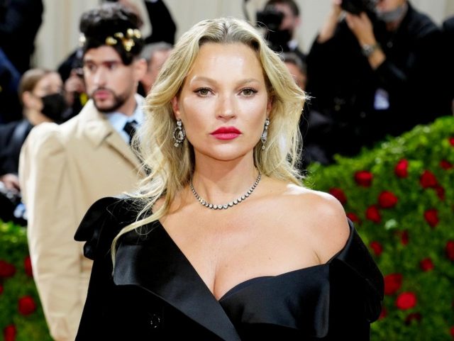 ケイト・モスが髪の毛をピンクにイメチェン！20年前に逆戻り