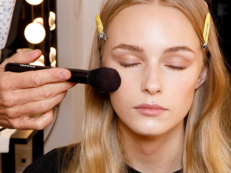 顔の印象が変わる!“整形ナシ”でモデル顔になれる「メイク法」がSNSで話題