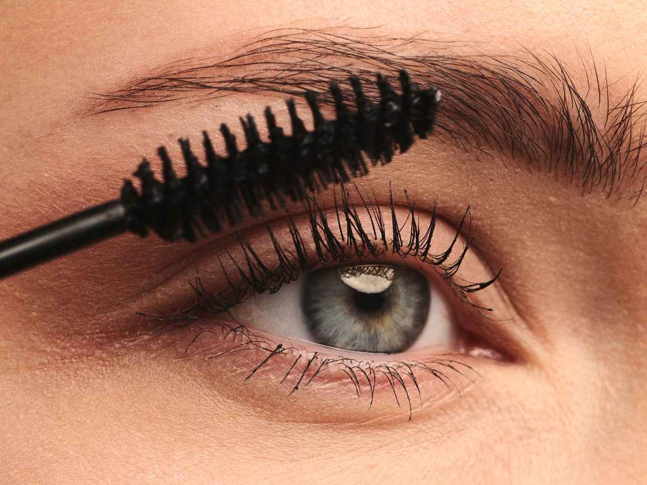 ダマにならない!繊細ロングまつげを叶えるマスカラの塗り方
